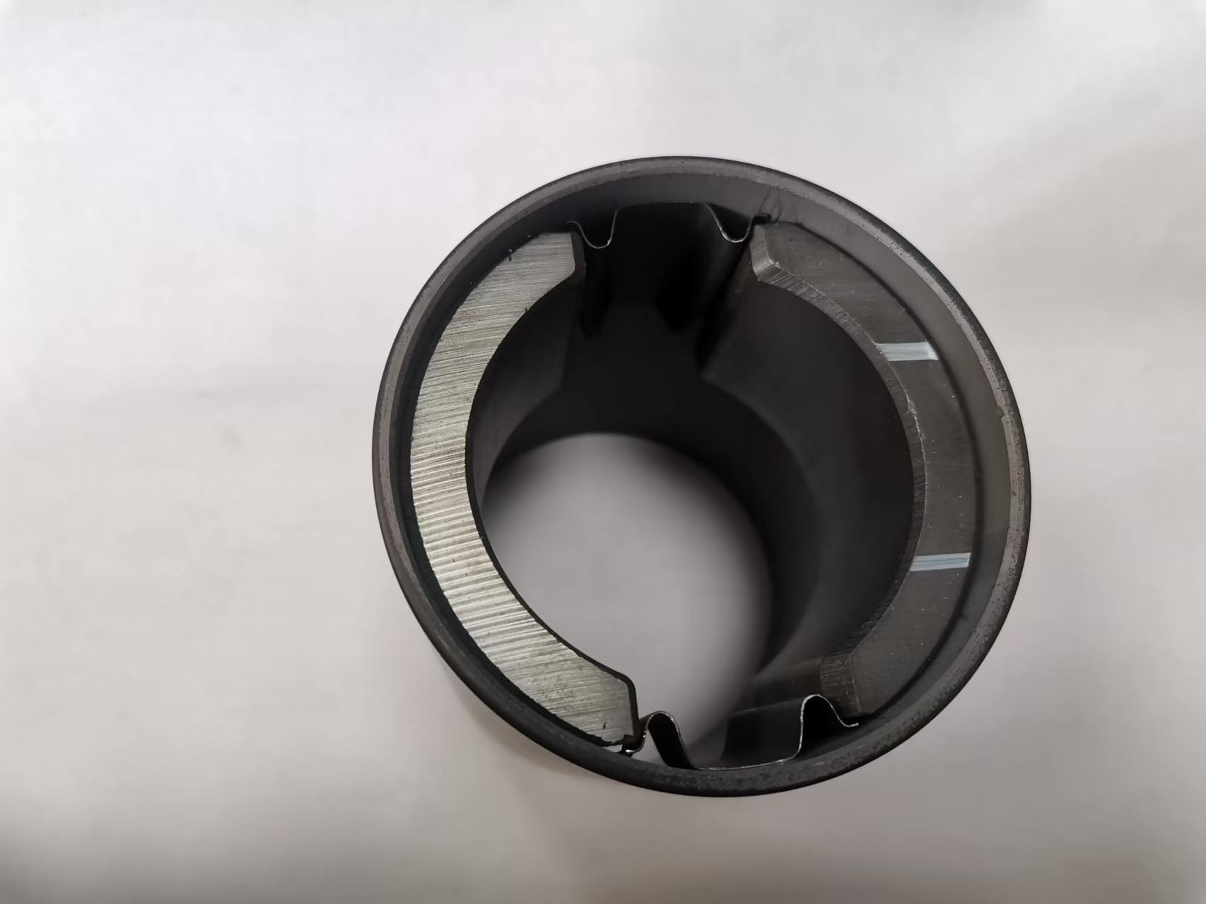 Yaodong Smart Manufacturing разрабатывает запатентованный «магнитный зажим для плитки» для ускорения модернизации производства высокоэффективных двигателей